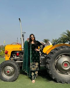 Pantalon haut en viscose velours design élégant et filet papillon Dupatta avec broderie lourde idéal pour les mariages et les célébrations de filles - Product Image 4