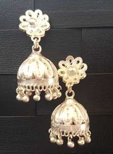 Boucles d'oreilles clous en filigrane argenté les plus vendues, fournisseur indien, jhumkas élégantes et scintillantes, bijoux tendance préférés des fashionistas - Product Image 3