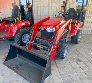Tractor de Ruedas Compacto Massey Ferguson GC1725M 2WD Automático para Uso Agrícola Residencial, Diseño Robusto con Bomba Central - Product Image 1