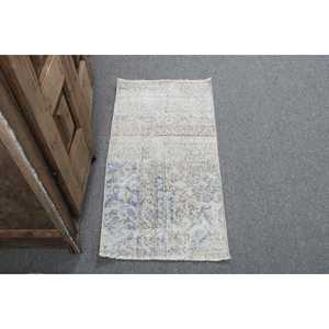Petit tapis turc vintage de 1,4 x 2,8 pieds, tapis en laine blanc à pois - Product Image 1