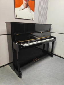 Piano droit d'occasion Kawai KU10 bordeaux du Japon, ton chaud, accordé avec précision, choix professionnel, son pur, touche confortable - Product Image 1