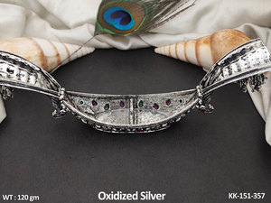 Belle forme de bateau traditionnel conception de dieu boîte sindoor plaquée argent oxydé - Product Image 2