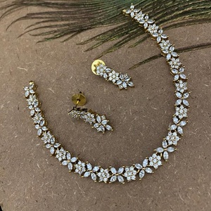 Conjunto de collar de piedra AD chapado en oro de calidad premium de lujo con pendientes para compromiso o boda para mujer - Product Image 1