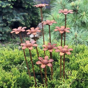 Piquets de jardin en métal à motifs floraux, idéaux pour les allées décoratives mettant en valeur la beauté botanique grâce à une fabrication florale robuste. - Product Image 4