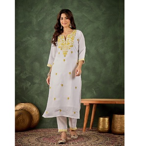 Ensemble Kurta droit en soie mélangée pour femmes, avec pantalon assorti, disponible en qualité et prix d'exportation - Product Image 1