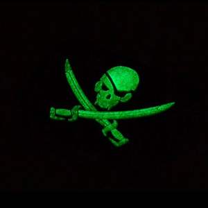 Écussons personnalisés en PVC foncé lueur étiquette avec logo 3D brodée lueur nocturne écussons de chapeau en caoutchouc souple réfléchissants écussons en PVC foncé lueur nocturne - Product Image 3