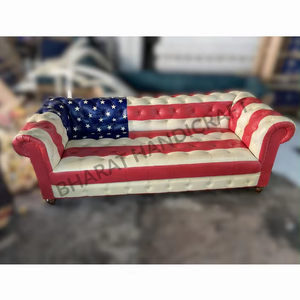 โซฟาเชสเตอร์ฟิลด์ 3 ที่นั่ง ดีไซน์หรูหรา พร้อมการตกแต่งกระดุมแบบลึก และลวดลายคลาสสิกแบบสโครล สำหรับห้องนั่งเล่นที่ให้ความรู้สึกหรูหรา - Product Image 3