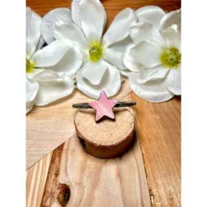 โดโนแวน สกีทส์ สร้อยข้อมือแฟชั่นประดับเปลือกหอยสีชมพูและเงินสเตอร์ลิง - Product Image 1