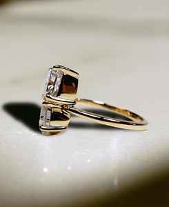 Bague de fiançailles à trois pierres pour femme élégante et audacieuse de 4.30 ct en or 18 carats avec coussin de poire ovale coupe Moissanite diamant GRA certificat - Product Image 2