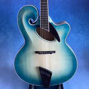 Guitarra Jazz Archtop Hecha a Mano Personalizada - Estilo <span class=keywords><strong>Mandolina</strong></span> Grande, Azul Nitro Yunzhi, 6 Cuerdas, Fondo <span class=keywords><strong>de</strong></span> Arce, Tapa <span class=keywords><strong>de</strong></span> Abeto, Ébano y Latón - Product Image 1