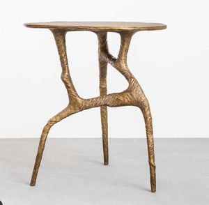 Table minimaliste en laiton conçue pour les appartements modernes, offrant des lignes élégantes et nettes qui rehaussent le design intérieur sophistiqué. - Product Image 1