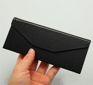 Boîte à lunettes de soleil portable avec logo personnalisé en gros, couleur personnalisée, en PU, étanche, aimant puissant, pliable, en forme de triangle - Product Image 5