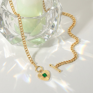 Collier en titane plaqué or de style Andy Jeulia, avec pendentif cœur géométrique en forme de T - Product Image 3