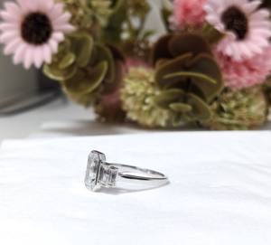 Lunette à cinq pierres en diamant de 1.95 ct taille émeraude cultivée en laboratoire sertie en or blanc massif 14 carats pour cadeau de fiançailles ou de mariage pour femme - Product Image 2