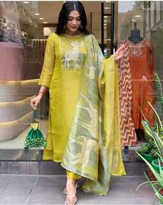 Ensemble de vêtements pour femmes élégantes indiennes et pakistanaises vert olive mignon rose Kurti Palazzo Dupatta Rain Deer Print Design pour les occasions - Product Image 2