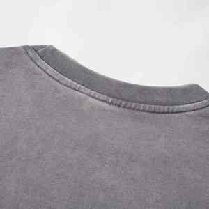 Sudadera con lavado ácido diseñada con un patrón vintage desgastado y un ajuste holgado que ofrece un estilo clásico de ropa urbana para el día a día. - Product Image 4