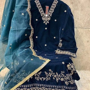 Elegancia de Terciopelo: Shalwar Kameez de Invierno con Dupatta de Malla Pesada y Parte Inferior de Santoon Premium en Talla Grande 6XL - Product Image 1