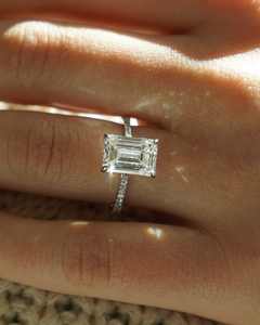 Bague de fiançailles en moissanite taille émeraude 12x8mm | Solitaire en or blanc avec bande pavée | Fabricant de bijoux fins de mariage de mariée - Product Image 2