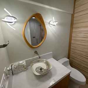 Orgánico Art Deco hecho a mano respetuoso con el medio ambiente espejo de pared roble blanco y nogal americano diseño de marco de madera elegante forma ovalada - Product Image 1