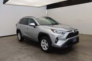 2019 pour Toyota R-AV4 XLE Sièges en cuir intérieur foncé R19 Taille du pneu Direction gauche - Product Image 3