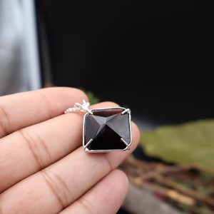 Elegante colgante de piedra preciosa negra facetada con engaste de metal plateado, perfecto para colecciones de joyería de moda, piedra preciosa al por mayor - Product Image 6