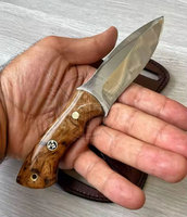 Couteau de chasse et de camping miniature personnalisé avec logo OEM, manche en bois Pakka fait main, étui en cuir, lame fixe en acier Damas à bord droit