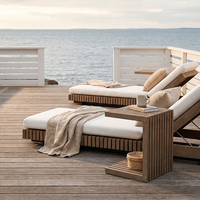 Chaise longue de piscine de luxe pour usage commercial, chaise longue moderne en teck avec table latérale en forme de C, chaise longue en bois réglable pour patio