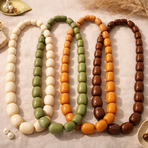 Collier en perles de résine artisanale, forme irrégulière fantaisie, avec attaches à vis, collier moderne tribal en perles, bijoux - Product Image 1