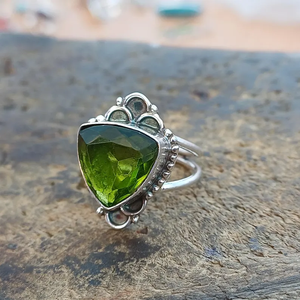 Anillo de peridoto verde natural hermoso de Plata de Ley 925, diseño minimalista moderno único, joyería cristiana, fabricante a granel - Product Image 3
