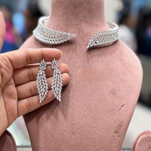Conjunto de Collar y Aretes con Acabado Plateado de Alta Calidad y Circonitas, Estilo Elegante, para Bodas y Fiestas, Colección para Mujer - Product Image 1