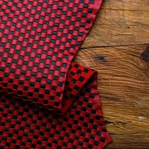 Luxueux damier rouge et noir cuir tissé à la main personnalisable 1 à 12 pieds carrés produit en cuir de qualité supérieure - Product Image 1