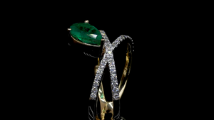 Bague en émeraude verte de laboratoire en forme de poire avec diamants ronds cultivés en laboratoire |   Bague ethnique, religieuse et de bureau Criss Cross - Product Image 4