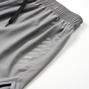 Nuevos pantalones cortos de gimnasio de secado rápido con bolsillos con cremallera, tiras reflectantes, pantalones cortos de entrenamiento deportivo para hombres, pantalones cortos para correr para hombres - Product Image 3