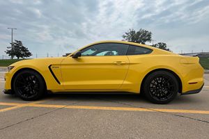Ford Mustang Shelby GT350 d'occasion de 2017, 15 000 miles, 1 propriétaire, boîte manuelle 6 vitesses, Voodoo V8, Triple Yellow Tri-Coat - Product Image 3