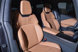 รถ L-ucid Gravity Grand Touring ปี 2026 สภาพดี ใช้งานน้อย วิ่ง 316 ไมล์ 828 แรงม้า มอเตอร์คู่ ระบบขับเคลื่อนสี่ล้อ  สีเทาควอนตัมเมทัลลิก ภายในแบบ Tahoe - Product Image 5