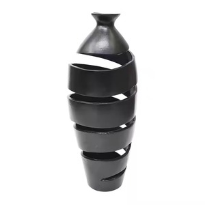 Vases et pots à fleurs en métal poli brillant de dernière conception de bouteille Articles de fournitures de décoration de maison et de chambre de bonne qualité - Product Image 5