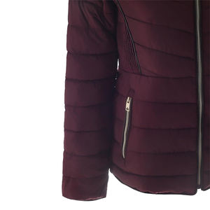 Chaqueta de exterior acolchada para mujer con capucha desmontable, ligera y duradera, tamaño y colores personalizados - Product Image 4