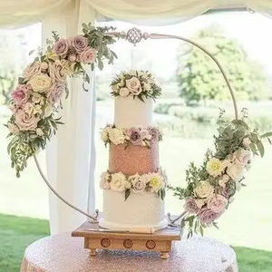 Soporte moderno de metal para tartas en metal chapado en oro con base de madera Diseño europeo Perfecto para decoración de bodas y ocasiones especiales - Product Image 1