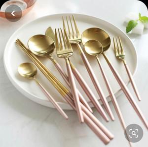 Couverts en acier inoxydable finition dorée fabriqués avec précision pour ceux qui aiment les repas raffinés - Product Image 1