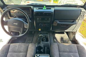 Jeep Wrangler Unlimited Sport 4x4 2005 d'occasion en bon état, boîte manuelle 6 vitesses, kit de rehausse, échappement Flowmaster, principalement d'origine sud-étatienne - Product Image 4