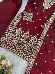 ชุดวาเลนไทน์สุดอินเทรนด์ประจำสัปดาห์นี้ ดีไซน์คอทรงโอ สีสันโดดเด่น ลายปักสุดพิเศษ ตัดเย็บตามสั่ง สวมใส่สบาย ออกแบบโดยดีไซเนอร์ ซัลวาร์ คามีซ จาก 2026 SIE - Product Image 5