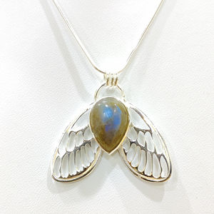 จี้ลาบราโดไรต์รูปปีก (4.6 กรัม) เทคโนโลยีการฝังแบบ Bezel Setting - Product Image 1