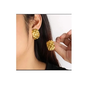 Clous d'oreille à la mode classiques pour femmes avec un style minimaliste et un cadeau parfait pour un anniversaire d'Inde - Product Image 1