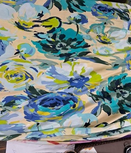 Tissu en coton de mode avec motif floral multicolore adapté à la couture de bricolage vêtements faits à la main et artisanat textile décoratif à la maison - Product Image 2