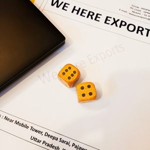 Dés en bois de manguier fabriqués à la main Finition naturelle Écologique Idéal pour les jeux de société Décor et cadeau Cube en bois unique - Product Image 5