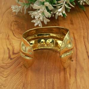 Bracelet manchette large bombé en laiton, texture ondulée organique, finition miroir, style statement, fabricant de Jaipur, vente en gros - Product Image 3