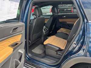 Véhicule d'occasion 2024 CT4V Atlas Cross Sport SUV Essence Automatique 3 Places Premium 4MOTION Toit ouvrant panoramique Sièges en cuir Caméra arrière 360° - Product Image 3