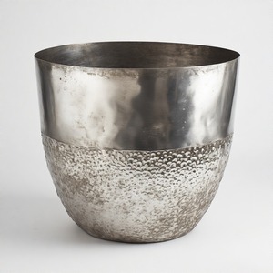 Jardinière martelée haute brillance avec élégance classique en argent conçue pour les coins de balcon ou les affichages verts raffinés d'hôtel - Product Image 1