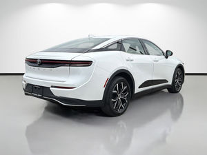 Véhicule de Luxe d'Occasion 2023 - Crown Limited 2.5L Hybride AWD Berline Transmission Automatique à Vendre - Product Image 2