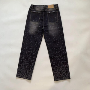 กางเกงยีนส์ทรงตรงผู้ชาย ผ้าฝ้าย 100% ประดับคริสตัล ล้างสีแบบ Snow Wash พรีเมียม ขายส่ง รับผลิตแบบ OEM ODM - Product Image 3